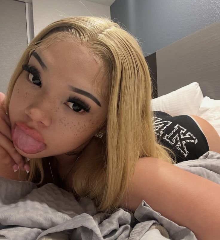Neighbors Fat ass  throwin back hard💦 Hubby don’t know I’m in his bed, Best dick she ever felt 🔥 #B9sooG9R